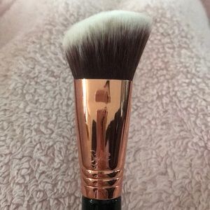 Sigma F84 Angled Kabuki Brush